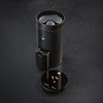 coffee-grinder_uniform_wsfbs-200b_angle_scaledarkbg_sqr Wilfa Svart Uniform kaffekvern med vekt (WSFBS-200B)