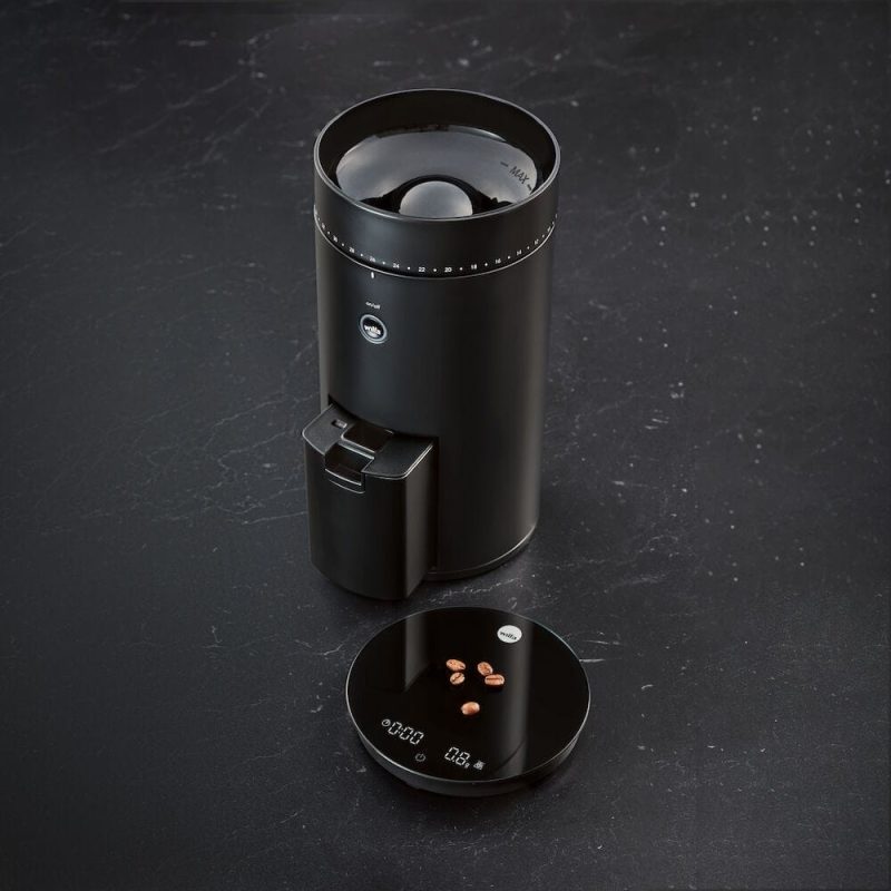 coffee-grinder_uniform_wsfbs-200b_angle_scaledarkbg_sqr Wilfa Svart Uniform kaffekvern med vekt (WSFBS-200B)