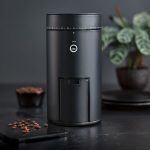 coffee-grinder_uniform_wsfbs-200b_environment_front_sqr Wilfa Svart Uniform kaffekvern med vekt (WSFBS-200B)