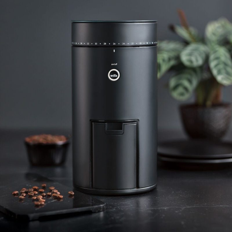 coffee-grinder_uniform_wsfbs-200b_environment_front_sqr Wilfa Svart Uniform kaffekvern med vekt (WSFBS-200B)