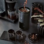 coffee-grinder_uniform_wsfbs-200b_environment_pouring-beans_sqr Wilfa Svart Uniform kaffekvern med vekt (WSFBS-200B)
