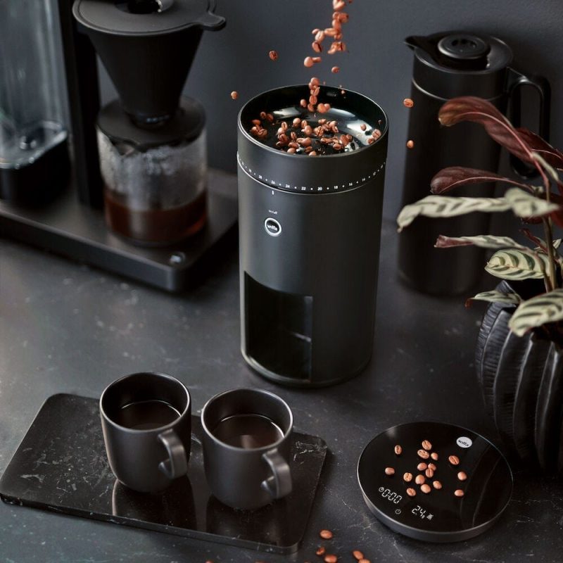coffee-grinder_uniform_wsfbs-200b_environment_pouring-beans_sqr Wilfa Svart Uniform kaffekvern med vekt (WSFBS-200B)