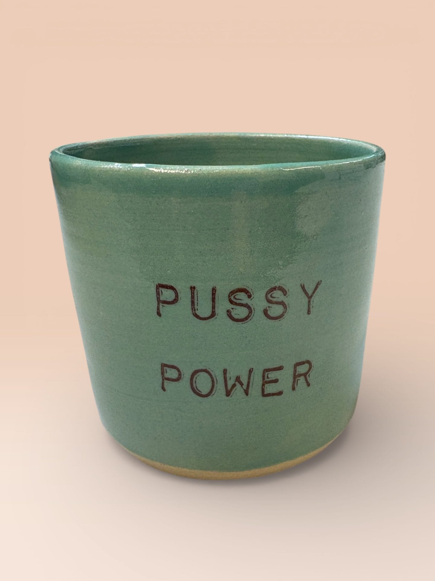 Pussy power_grønn Kaffekopp fra The Clay Lab - Pussy Power